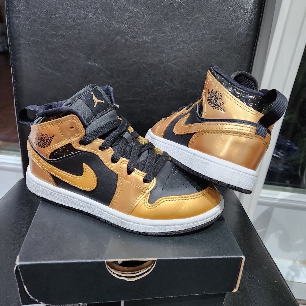Jordan 1 Mid SE Metallic Gold Black